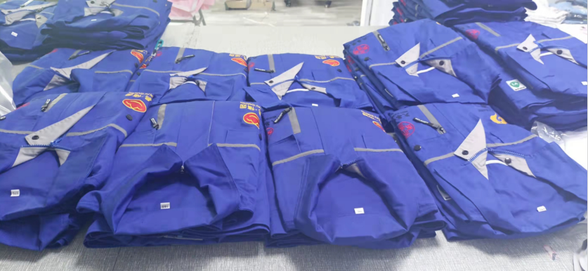 工作服套裝包裝現(xiàn)場 工作服套裝包裝現(xiàn)場